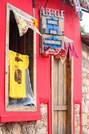 CASA DE RETALHOS Boutique Albergue, casaril histórico, com 5 suítes individuais e cozinha coletiva, no coração da vila de Igatu-Ba, que preserva fortes traços culturais da época do garimpo, venha vive